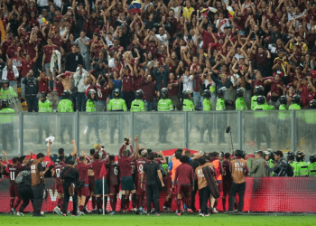 Jugadores de Venezuela celebran con la fanatizada presente en el Estadio Nacional de Lima tras empatar a 1 gol por bando con Perú, este martes 21 de noviembre de 2023.