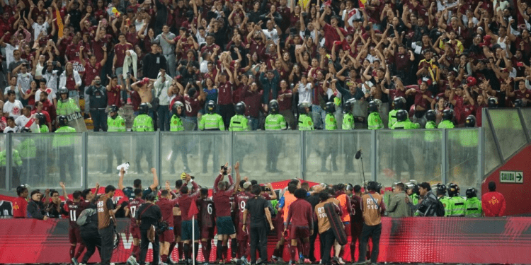 Jugadores de Venezuela celebran con la fanatizada presente en el Estadio Nacional de Lima tras empatar a 1 gol por bando con Perú, este martes 21 de noviembre de 2023.