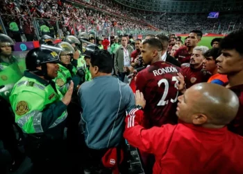 Policía de Perú agredió e impidió a jugadores de la Vinotinto saludar a sus fanáticos (Imágenes +Videos)
