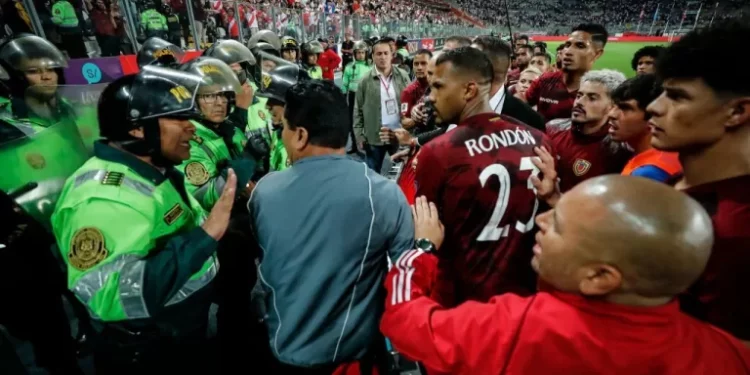Policía de Perú agredió e impidió a jugadores de la Vinotinto saludar a sus fanáticos (Imágenes +Videos)