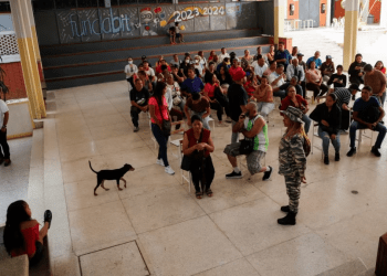 Venezuelanos participan en el referendo consultivo sobre el Esequibo en Caracas, este domingo 19 de noviembre de 2023.