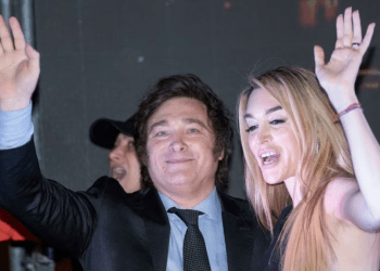 El presidente electo de Argentina, Javier Milei, y su pareja Fátima Flores, saludan a sus partidarios en su sede de campaña después de ganar el balotaje, el 19 de noviembre de 2023.