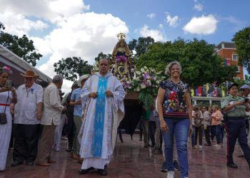 Carabobo: Feligresía acompañó a la Virgen del Socorro en la Misa Criolla realizada en plaza Bolívar de Valencia