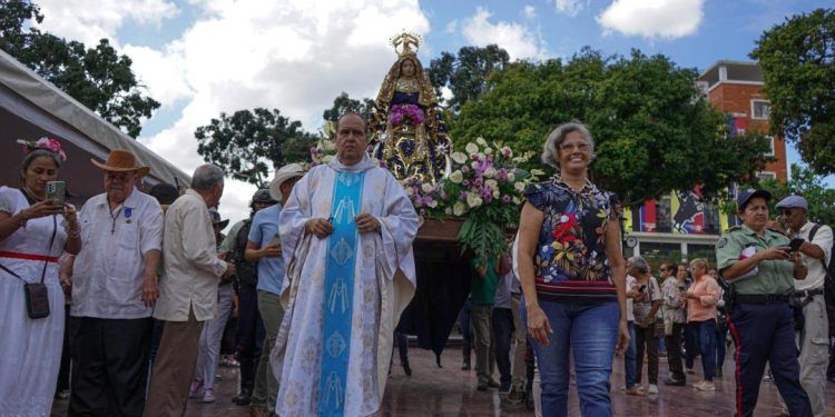 Carabobo: Feligresía acompañó a la Virgen del Socorro en la Misa Criolla realizada en plaza Bolívar de Valencia