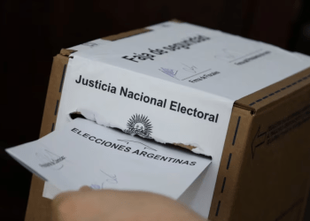 Un votante emite su voto en una mesa electoral durante la segunda vuelta de las elecciones presidenciales de Argentina, en Buenos Aires, Argentina, el 19 de noviembre de 2023.