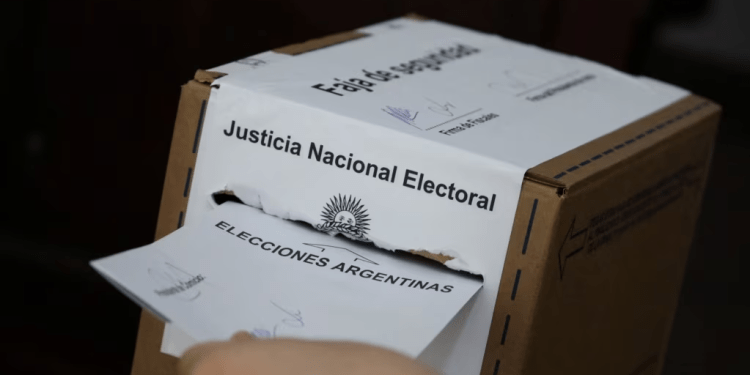 Un votante emite su voto en una mesa electoral durante la segunda vuelta de las elecciones presidenciales de Argentina, en Buenos Aires, Argentina, el 19 de noviembre de 2023.