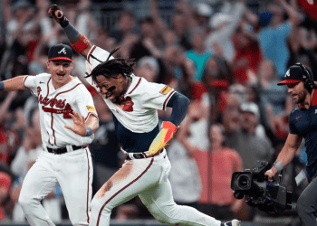 El venezolano Ronald Acuña Jr. celebra mientras recorre las bases en el juego del 27 de septiembre de 2023 contra los Cachorros de Chicago, en Atlanta.