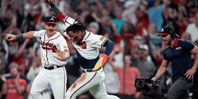 El venezolano Ronald Acuña Jr. celebra mientras recorre las bases en el juego del 27 de septiembre de 2023 contra los Cachorros de Chicago, en Atlanta.