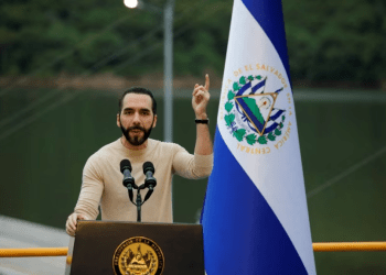 ARCHIVO: El presidente de El Salvador, Nayib Bukele, habla durante la inauguración de la central hidroeléctrica 3 de febrero en San Luis de La Reina, El Salvador, el 19 de octubre de 2023.