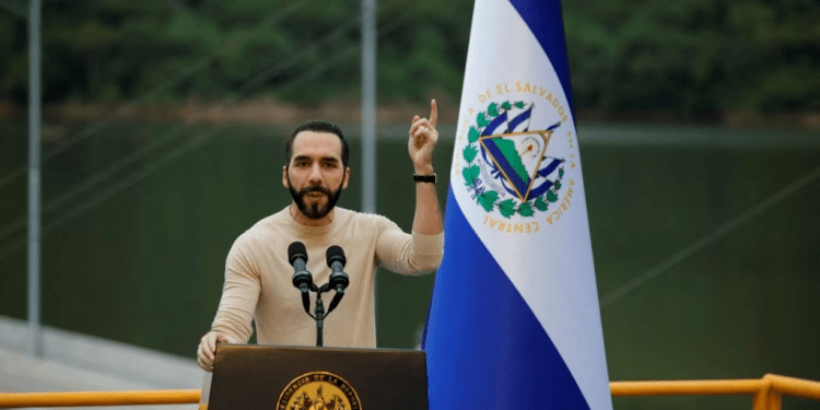 ARCHIVO: El presidente de El Salvador, Nayib Bukele, habla durante la inauguración de la central hidroeléctrica 3 de febrero en San Luis de La Reina, El Salvador, el 19 de octubre de 2023.