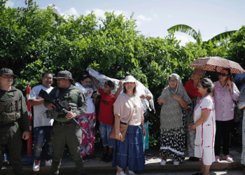Vecinos de Luis Manuel Díaz esperan su llegada en su casa en Barrancas, Colombia, después de que fue liberado tras 12 días de secuestro el jueves 9 de noviembre de 2023.