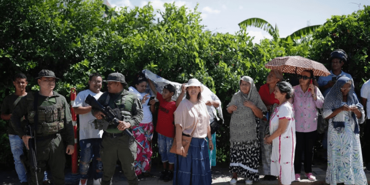 Vecinos de Luis Manuel Díaz esperan su llegada en su casa en Barrancas, Colombia, después de que fue liberado tras 12 días de secuestro el jueves 9 de noviembre de 2023.