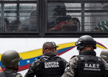 Miembros de la Guardia Nacional Bolivariana de Venezuela hacen guardia mientras reos de la cárcel de Tocorón, en Aragua, son trasladados a otros penales del país, el 20 de septiembre de 2023. Una ONG denunció pactos con líderes negativos.