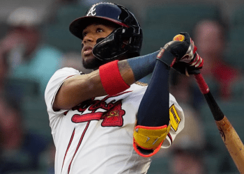 El pelotero venezolano Ronald Acuña Jr. conecta un jonrón contra los Filis de Filadelfia en un juego del 19 de septiembre de 2023. En la temporada regular, bateó 41 jonrones y robó 73 bases, con un promedio ofensivo de .337.