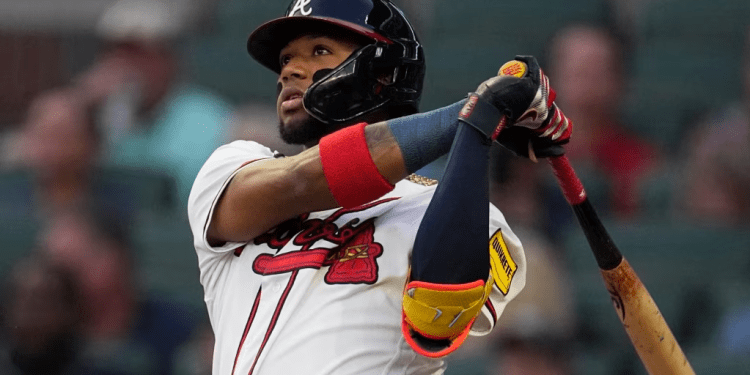 El pelotero venezolano Ronald Acuña Jr. conecta un jonrón contra los Filis de Filadelfia en un juego del 19 de septiembre de 2023. En la temporada regular, bateó 41 jonrones y robó 73 bases, con un promedio ofensivo de .337.