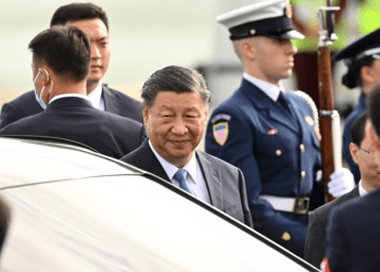 El presidente chino, Xi Jinping, llega al aeropuerto internacional de San Francisco para asistir a la semana de líderes del Foro de Cooperación Económica Asia-Pacífico (APEC) en San Francisco, California, el 14 de noviembre de 2023.