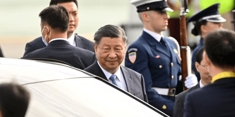 El presidente chino, Xi Jinping, llega al aeropuerto internacional de San Francisco para asistir a la semana de líderes del Foro de Cooperación Económica Asia-Pacífico (APEC) en San Francisco, California, el 14 de noviembre de 2023.