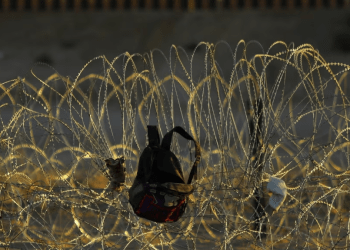 Un bolso de un migrante puede verse en un alambrado de púas en las cercanías del río Bravo, en la frontera mexicana con Estados Unidos. La prensa reportó el ahogamiento de una niña venezolana de 7 años que intentaba cruzar irregularmente con su familia.