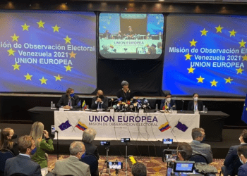 ARCHIVO - Isabel Santos, jefa de la misión de observación electoral de la Unión Europea, habla el 23 de noviembre de 2021 durante una rueda de prensa en Caracas tras las elecciones regionales venezolanas.