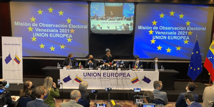 ARCHIVO - Isabel Santos, jefa de la misión de observación electoral de la Unión Europea, habla el 23 de noviembre de 2021 durante una rueda de prensa en Caracas tras las elecciones regionales venezolanas.