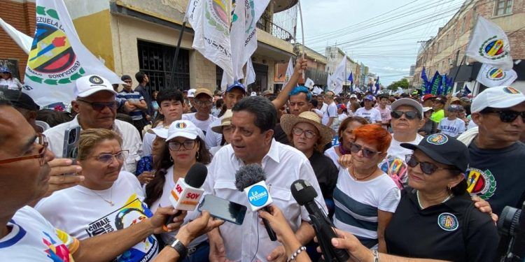 Edgar Zambrano: “El desplome económico castiga cruentamente salario de los trabajadores venezolanos”