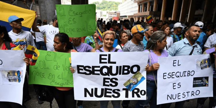 Un grupo de personas manifiesta apoyo al referendo consultivo sobre el Esequibo el 20 de octubre de 2023.