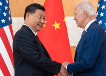 ARCHIVO - El presidente estadounidense Joe Biden, derecha, y el presidente chino, Xi Jinping, se dan la mano antes de una reunión al margen de la cumbre del G20 el 14 de noviembre de 2022, en Bali, Indonesia.
