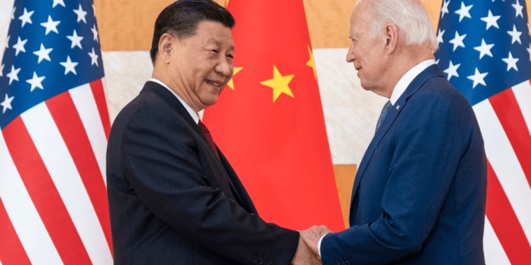 ARCHIVO - El presidente estadounidense Joe Biden, derecha, y el presidente chino, Xi Jinping, se dan la mano antes de una reunión al margen de la cumbre del G20 el 14 de noviembre de 2022, en Bali, Indonesia.