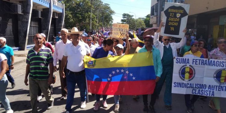 Caracas: Mejoras salariales, aguinaldos acordes al alto costo de la vida, fue la protesta de trabajadores activos y pensionados