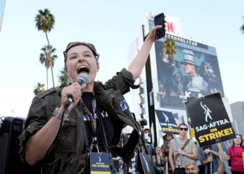 La capitana de SAG-AFTRA, Mary M. Flynn, reúne a otros actores en huelga en un piquete frente a los estudios de Netflix, el miércoles 8 de noviembre de 2023, en Los Ángeles. (Foto AP/Chris Pizzello)