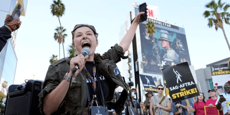 La capitana de SAG-AFTRA, Mary M. Flynn, reúne a otros actores en huelga en un piquete frente a los estudios de Netflix, el miércoles 8 de noviembre de 2023, en Los Ángeles. (Foto AP/Chris Pizzello)