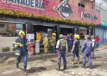 Bomberos y Policía de Valencia rescataron a cinco personas atrapadas durante incendio de una panadería (+ Video)