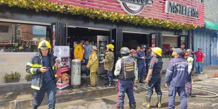 Bomberos y Policía de Valencia rescataron a cinco personas atrapadas durante incendio de una panadería (+ Video)