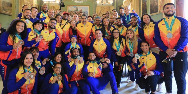 Maduro recibió a medallistas venezolanos de los Panamericanos Santiago 2023 (+ Video)