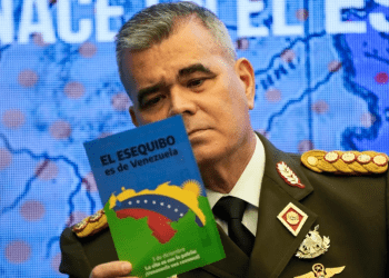 El ministro de Defensa de Venezuela, general en jefe Vladimir Padrino López, lee un panfleto sobre la potestad territorial en el Esequibo, durante una conferencia de prensa en Caracas, el pasado 13 de octubre de 2023.