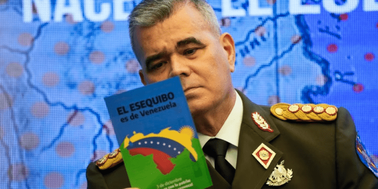 El ministro de Defensa de Venezuela, general en jefe Vladimir Padrino López, lee un panfleto sobre la potestad territorial en el Esequibo, durante una conferencia de prensa en Caracas, el pasado 13 de octubre de 2023.