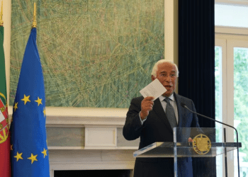 El primer ministro portugués, Antonio Costa, sostiene sus notas al final de una conferencia de prensa en Lisboa, el martes 7 de noviembre de 2023. Costa dice que renuncia después de estar involucrado en una investigación de corrupción generalizada.