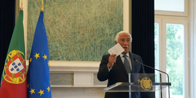 El primer ministro portugués, Antonio Costa, sostiene sus notas al final de una conferencia de prensa en Lisboa, el martes 7 de noviembre de 2023. Costa dice que renuncia después de estar involucrado en una investigación de corrupción generalizada.