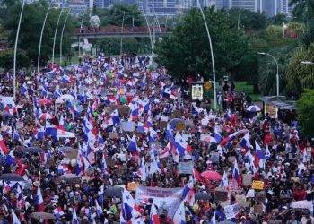 Manifestantes protestan contra un contrato minero recientemente aprobado entre el gobierno y la empresa minera canadiense First Quantum, en la ciudad de Panamá, el jueves 26 de octubre de 2023.