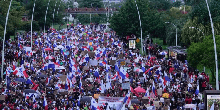 Manifestantes protestan contra un contrato minero recientemente aprobado entre el gobierno y la empresa minera canadiense First Quantum, en la ciudad de Panamá, el jueves 26 de octubre de 2023.