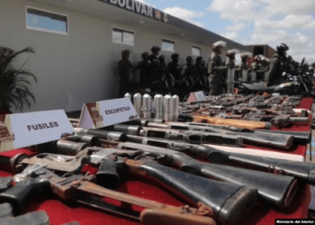 Fotografía divulgada por las autoridades venezolanas de algunas de las armas y artículos decomisados en la cárcel de Vista Hermosa, Bolívar, el 6 de noviembre de 2023.