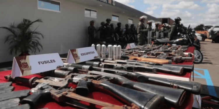 Fotografía divulgada por las autoridades venezolanas de algunas de las armas y artículos decomisados en la cárcel de Vista Hermosa, Bolívar, el 6 de noviembre de 2023.