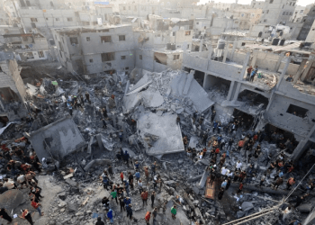 Personas comprueban los daños causados por un ataque israelí al campo de refugiados de Al-Maghazi en Deir Balah, en el centro de la Franja de Gaza, el 5 de noviembre de 2023.