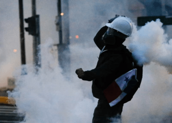 Los manifestantes se enfrentan a la policía antidisturbios durante una protesta en la ciudad de Panamá, el 2 de noviembre de 2023.