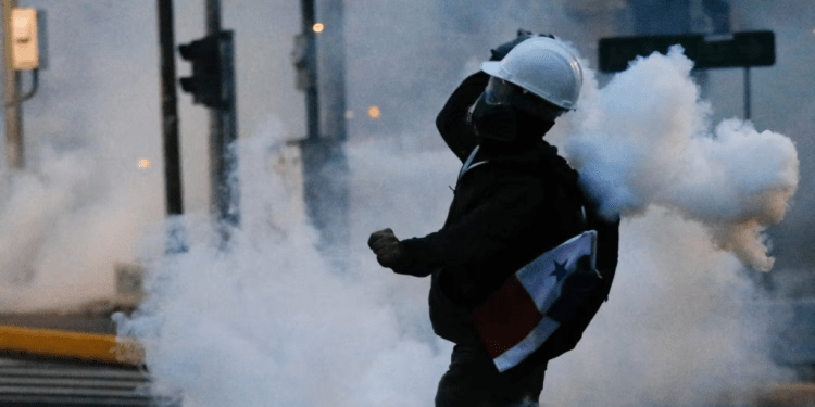 Los manifestantes se enfrentan a la policía antidisturbios durante una protesta en la ciudad de Panamá, el 2 de noviembre de 2023.