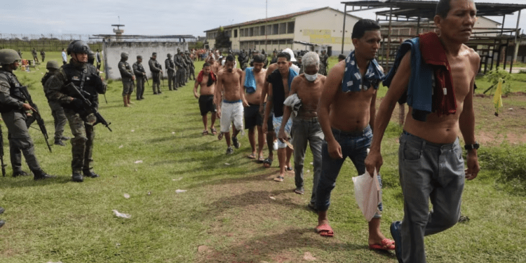 Fotografía divulgada por el ministerio de Interior de Venezuela sobre la ocupación de fuerzas de seguridad de la cárcel La Pica, en el estado Monagas.