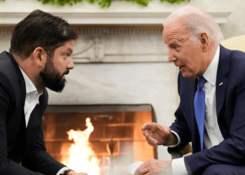 El presidente de Chile, Gabriel Boric, a la izquierda, y su homólogo estadounidense, Joe Biden, conversan durante un encuentro bilateral en la Casa Blanca, el 2 de noviembre de 2023.