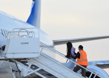 Una migrante venezolana aborda un vuelo tras ser deportada a su país desde Harlingen, Texas, el 18 de octubre de 2023.