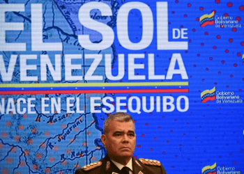 Vladimir Padrino López, ministro de Defensa de Venezuela, asiste a una conferencia de prensa oficial sobre el referendo consultivo del 3 de diciembre en cuanto al Esequibo, el martes 31 de octubre de 2023. El tema ha tensado las relaciones del chavismo con Guyana y la oposición.