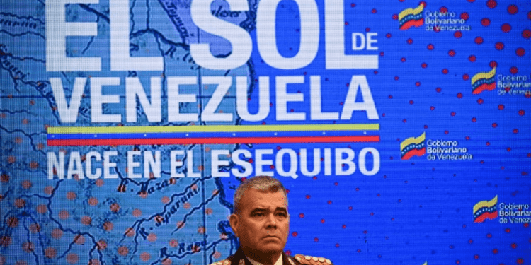 Vladimir Padrino López, ministro de Defensa de Venezuela, asiste a una conferencia de prensa oficial sobre el referendo consultivo del 3 de diciembre en cuanto al Esequibo, el martes 31 de octubre de 2023. El tema ha tensado las relaciones del chavismo con Guyana y la oposición.